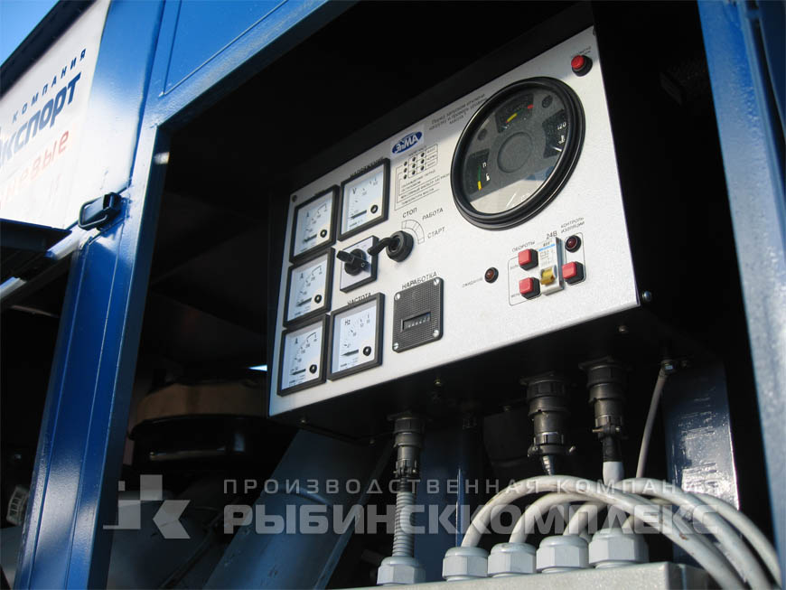 Пульт управления передвижной дизельной электростанции АД-100  под капотом