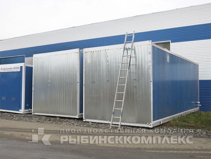 Два блок-модуля с транспортировочными фальшстенами с установленным оборудованием на территории завода Рыбинсккомплекс