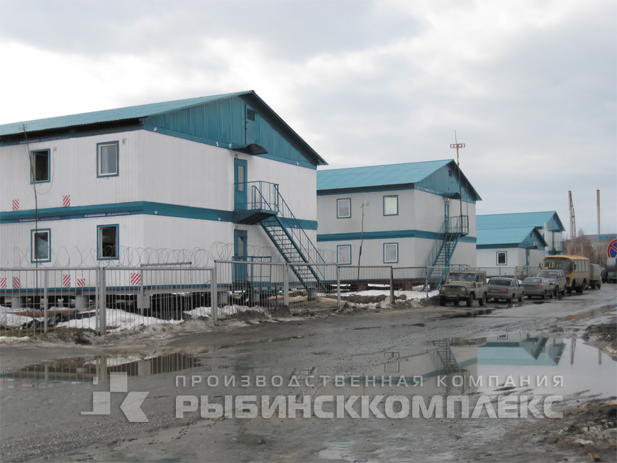 Ханты-Мансийский АО, посёлок из сблокированных зданий различной этажности: общежития, столовая, АБК 