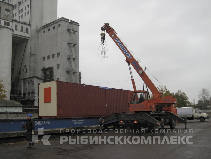 Универсальные преобразованные грузовые контейнеры для монтажа модульных зданий. Транспортировка на ж/д платформе 