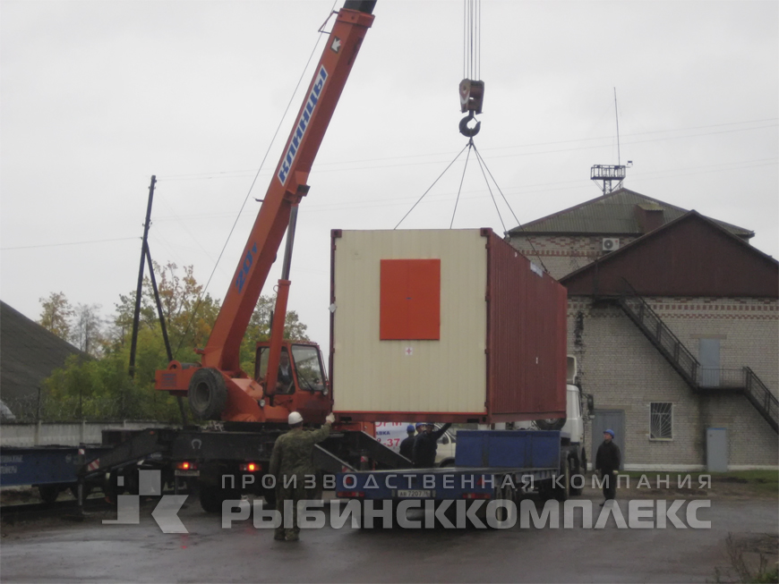 Универсальные преобразованные грузовые контейнеры для монтажа модульных зданий. Погрузка на ж/д