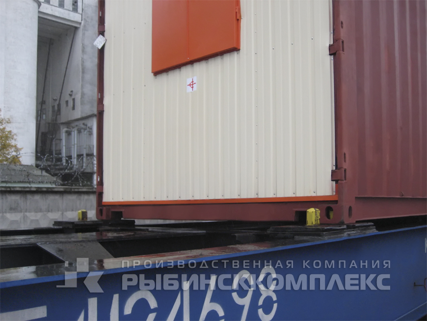 Универсальные преобразованные грузовые контейнеры для монтажа модульных зданий. Транспортировка на фитинговой платформе  