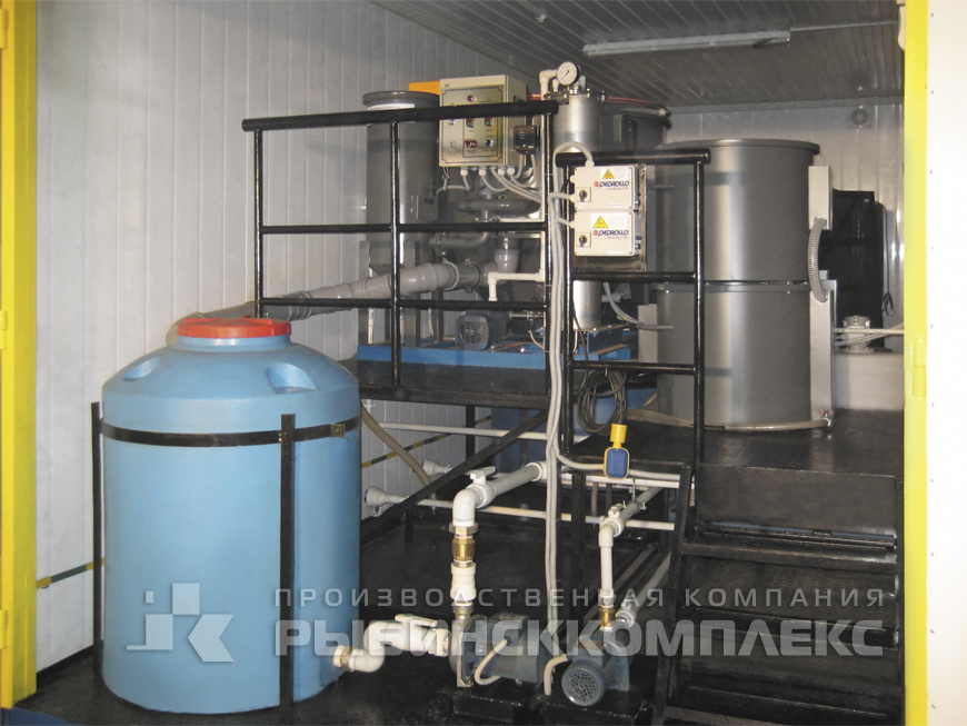 Ёмкость для дозирования реагентов, флотатор и насосная станция в блок-контейнере с оборудованием для очистки нефтесодержащих стоков 