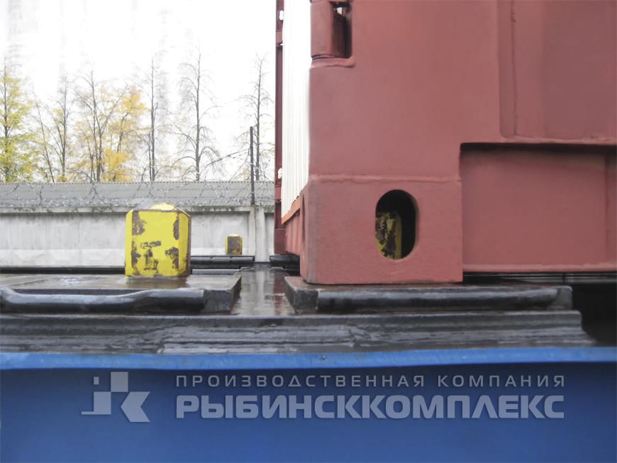 Универсальные преобразованные грузовые контейнеры для монтажа модульных зданий. Транспортировка на фитинговой платформе  