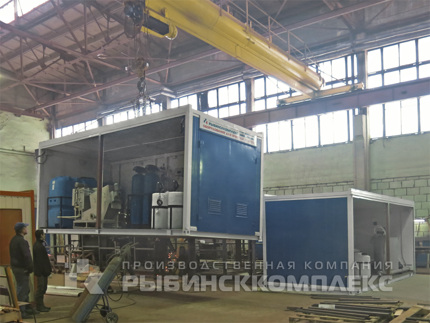 Перемещение одного из блок-контейнеров в производственном цехе Рыбинсккомплекс