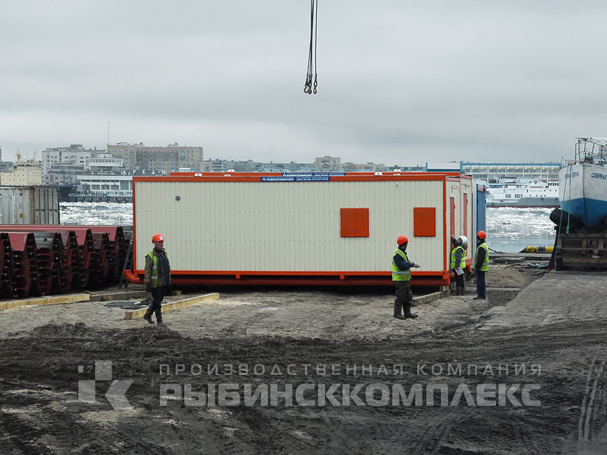 Вагон-дом закреплённый на низкорамном трале