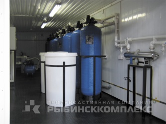 Ёмкости для реагентов, УФ-лампа и фильтры в станции водоподготовки