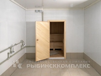 Внутренняя отделка душевой в мобильной бане: стены, потолок – панели ПВХ, пол – керамическая плитка