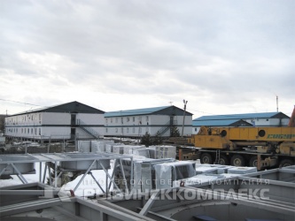 Ханты-Мансийский АО, посёлок из сблокированных зданий различной этажности: общежития, столовая, АБК