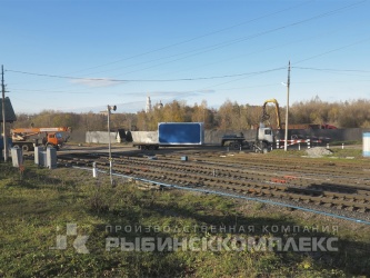 Доставка на трале блок-контейнера с установленной накопительной ёмкостью к железнодорожной станции Рыбинск-Товарный