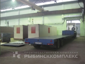 Универсальные преобразованные грузовые контейнеры для монтажа модульных зданий. Подготовка к вывозу из цеха Универсальные преобразованные грузовые контейнеры для монтажа модульных зданий. Подготовка к вывозу из цеха