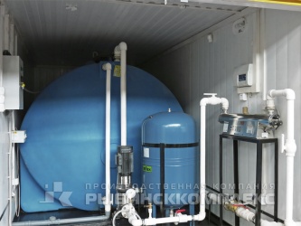 Ёмкость для хранения воды объёмом 11 м³, УФ-лампа, насосная станция подкачки, установленные в блок-контейнере