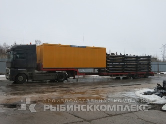 Установленные на трале блок-контейнер и съёмные полозья для последующей транспортировки