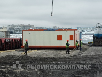 Вагон-дом закреплённый на низкорамном трале