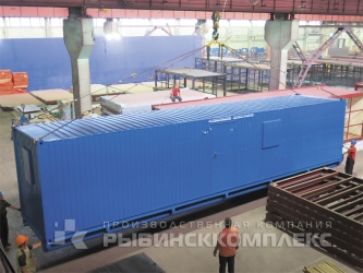 Модульное здание на санях для проживания 8-и человек из преобразованного грузового контейнера. Погрузка Модульное здание на санях для проживания 8-и человек из преобразованного грузового контейнера. Погрузка