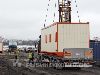 Вывоз на трале из цеха вагон-дома на несъёмных полозьях