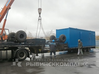 Погрузка шасси на трал для последующей транспортировки совместно с блок-контейнером