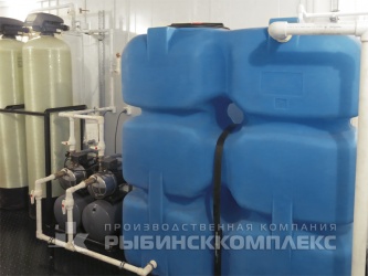 Ёмкость для хранения исходной воды, насосная станция и фильтры в СВ БКИ (станция водоподготовки в блок-контейнерном исполнении)