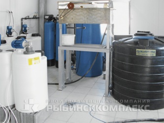 Оборудование в существующем здании для очистки стоков: флотационная установка, ёмкости для стоков и реагентов, фильтры